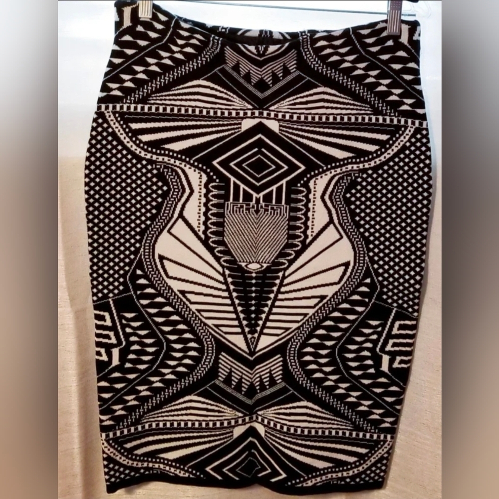 Black and White Stretch Knit Geometric,  fitted Pencil Skirt. Size LARGE